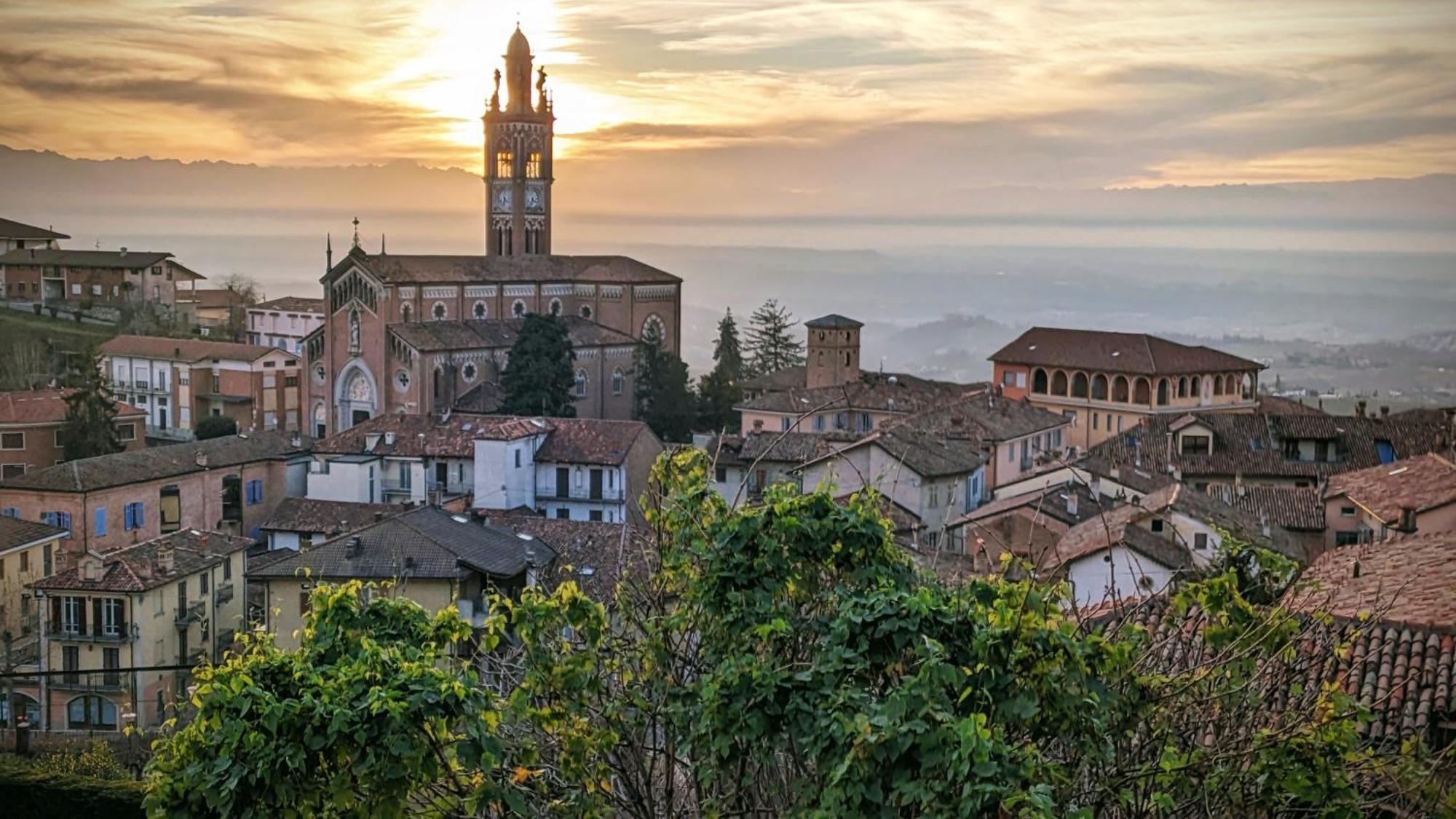 Charming Barolo Wine Loft Hotel Monforte D'Alba Exterior photo