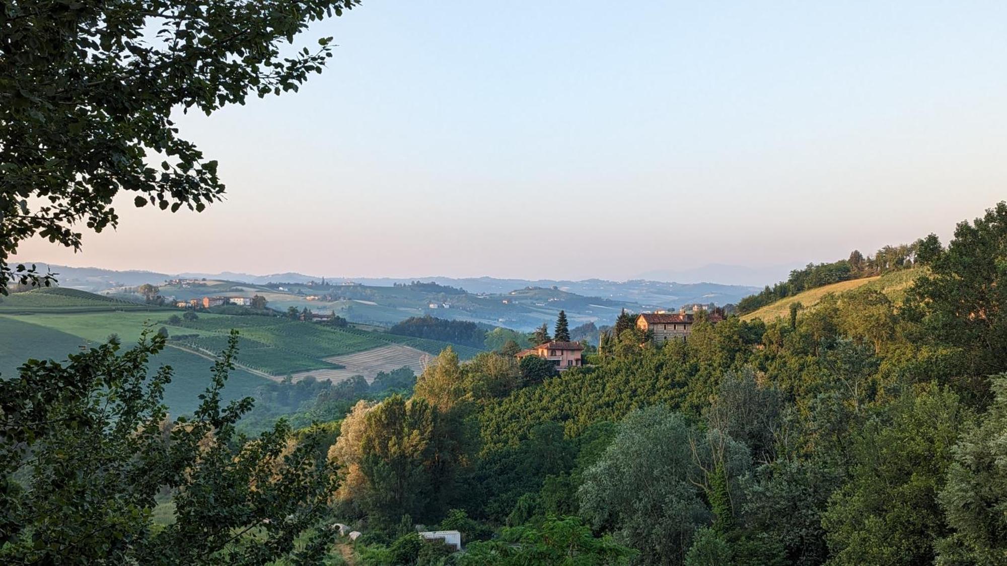 Charming Barolo Wine Loft Hotel Monforte D'Alba Exterior photo