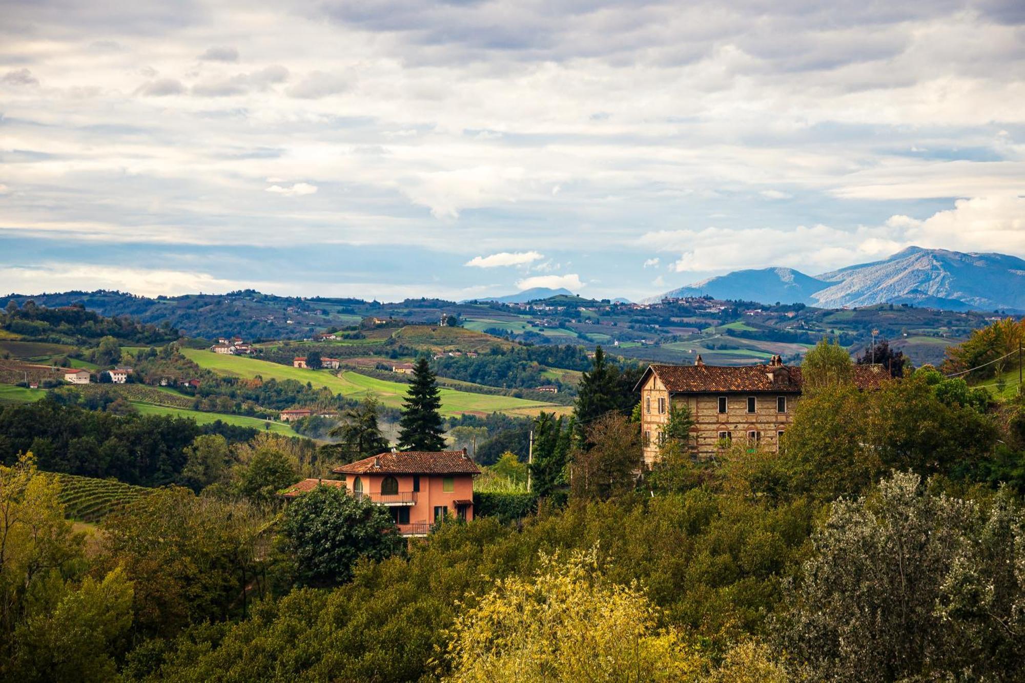 Charming Barolo Wine Loft Hotel Monforte D'Alba Exterior photo