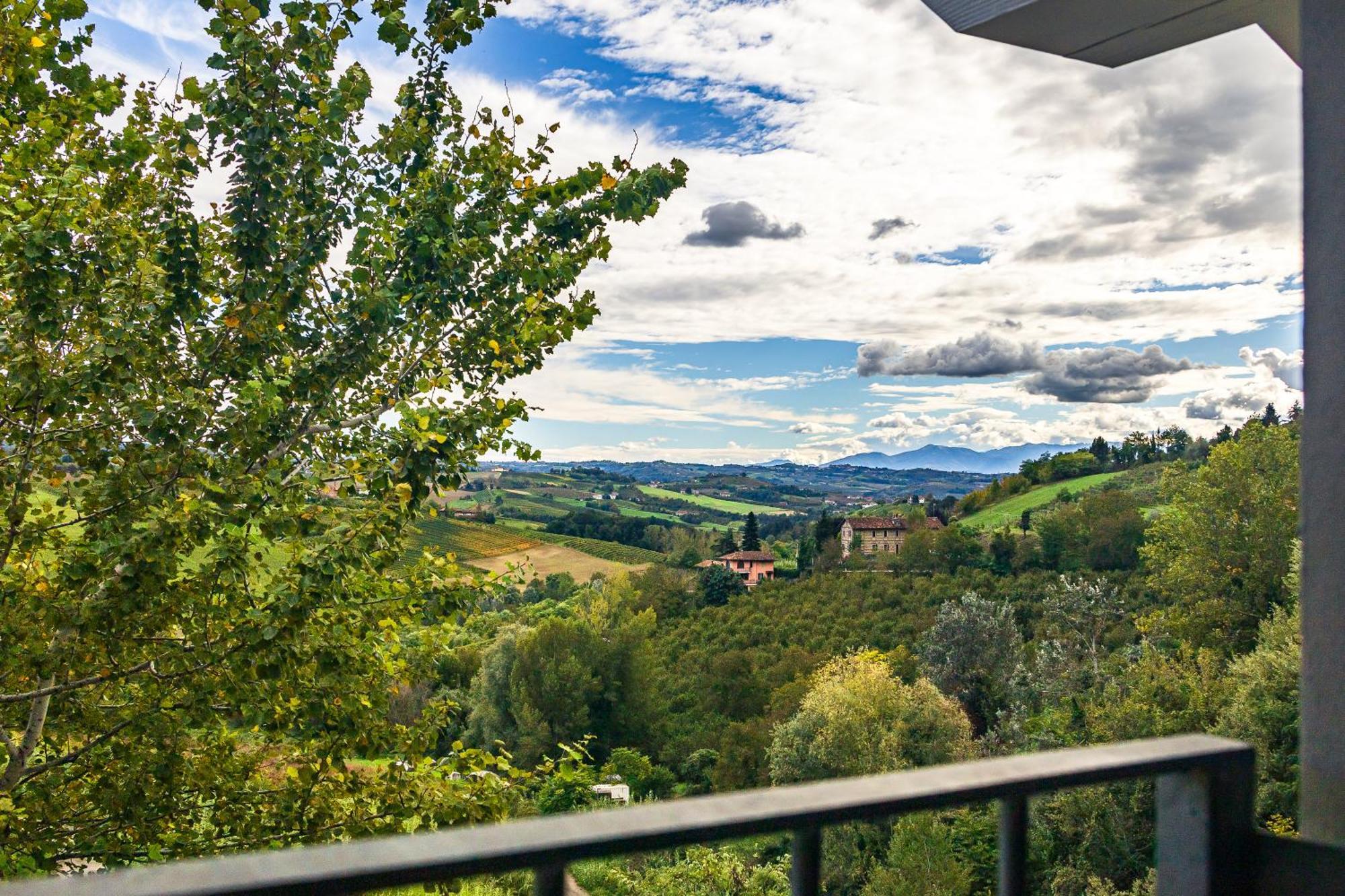 Charming Barolo Wine Loft Hotel Monforte D'Alba Exterior photo